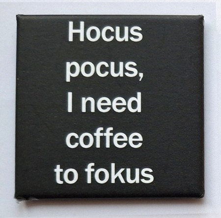Hocus pocus, I need coffee to fokus - 50 x 50 mm kjøleskapsmagnet